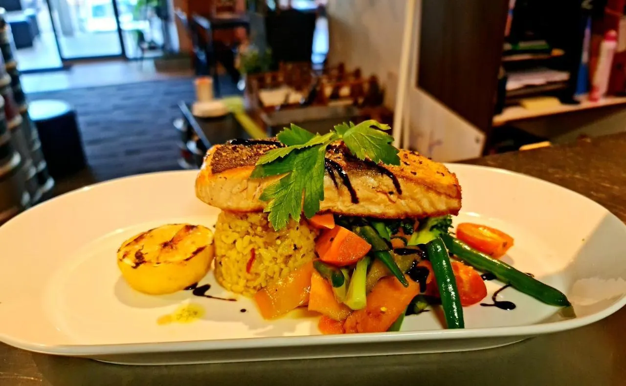 Qure Restaurant And Apartments Canberra Bruce Australia