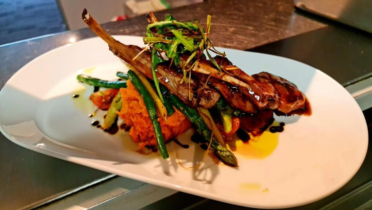 Qure Restaurant And Apartments Canberra Bruce