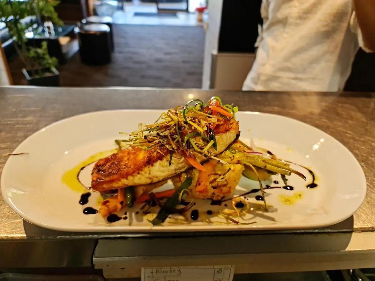 Qure Restaurant And Apartments Canberra Bruce