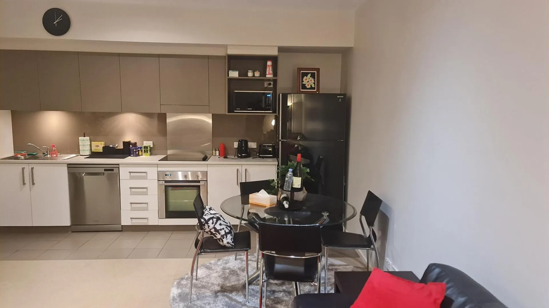 Qure Restaurant And Apartments Canberra Bruce