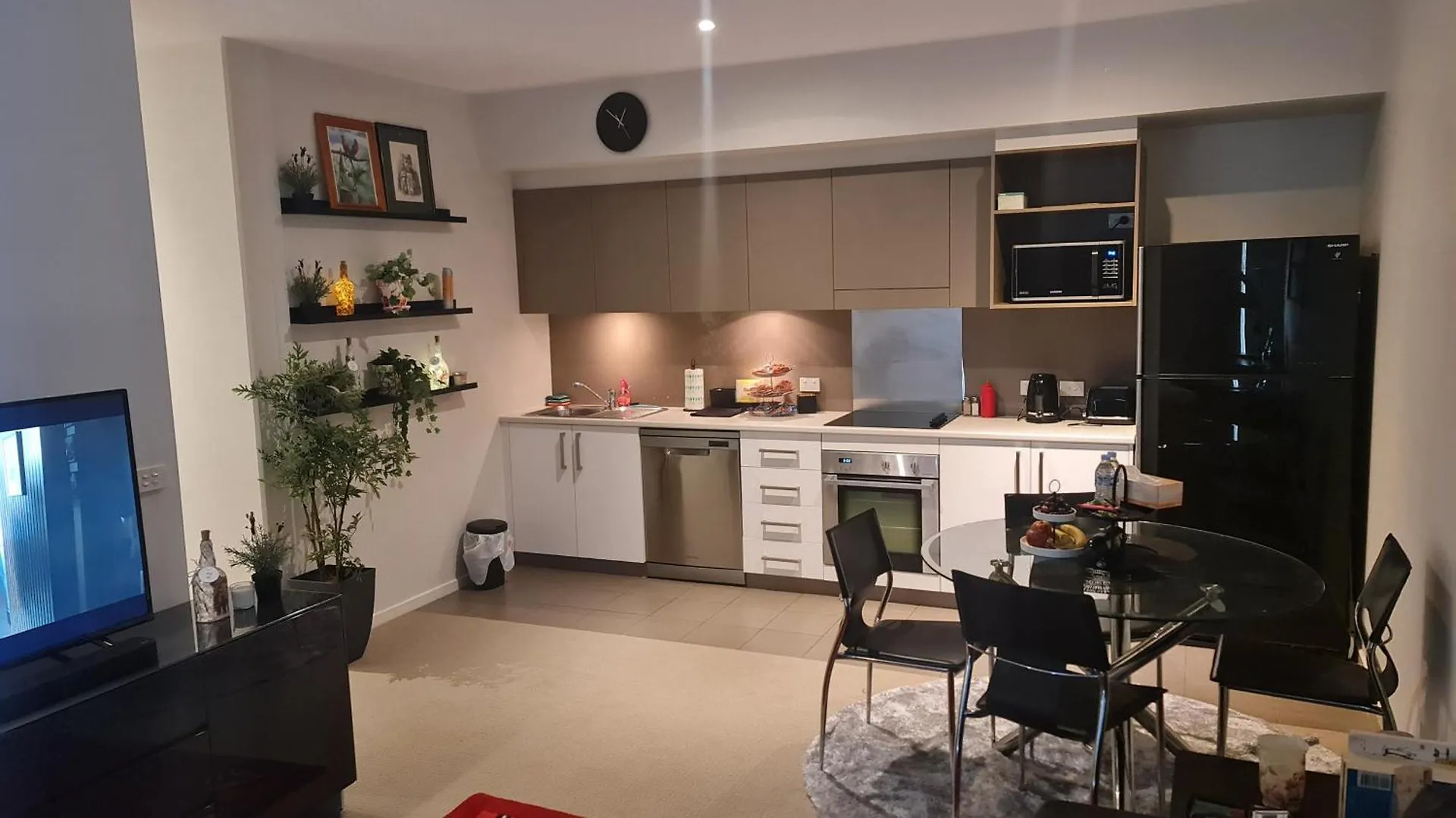 Qure Restaurant And Apartments Canberra Bruce